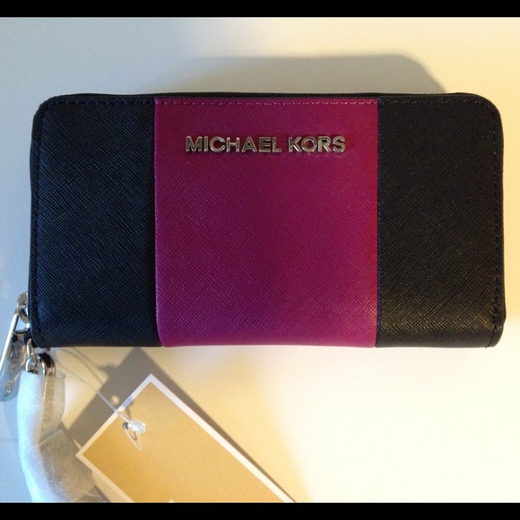 Michael Kors Handbags - Michael Kors Jet Set Travel Multifunctional Wallet