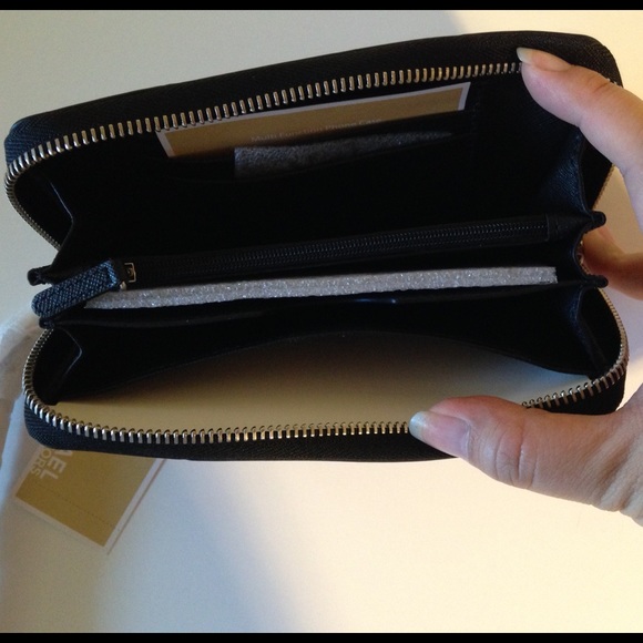 Michael Kors Jet Set Travel Multifunctional Wallet - Picture 2 of 4