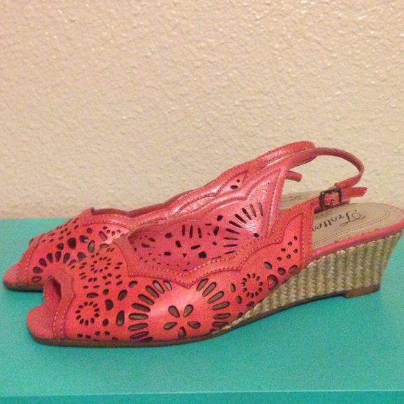 Gorgeous Trotters Coral mini wedge 7.5