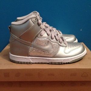 🎉BRAND NEW🎉 Nike Size 6 Metallic Silver Sneakers