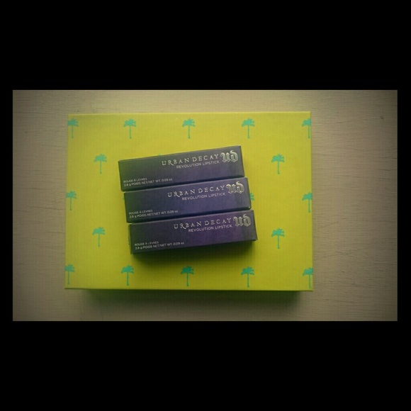 Urban Decay Revolution Lipstick Brand New