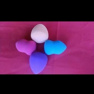 4 beauty blenders, makeup sponges.