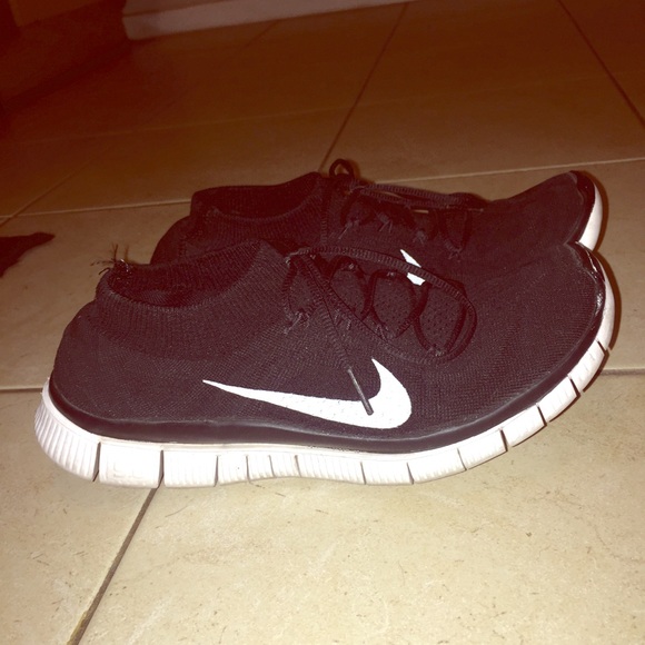 Nike free 5.0 woman's size 8-8.5 runs small