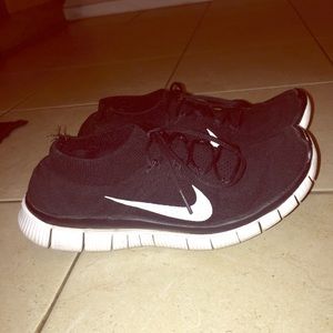 Nike free 5.0 woman's size 8-8.5 runs small