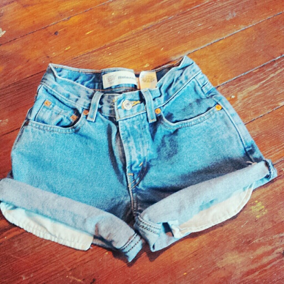 Levi high waisted shorts