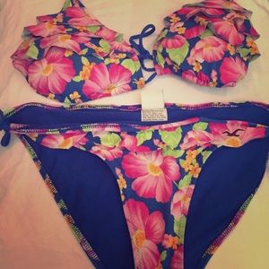 Super cute floral Hollister bikini🌺👙