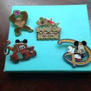 ☀️Disney pin bundle! Limited edition 😊
