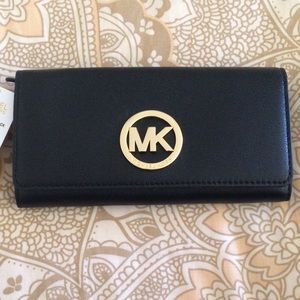 MICHAEL KORS FULTON LEATHER CARRYALL WALLET