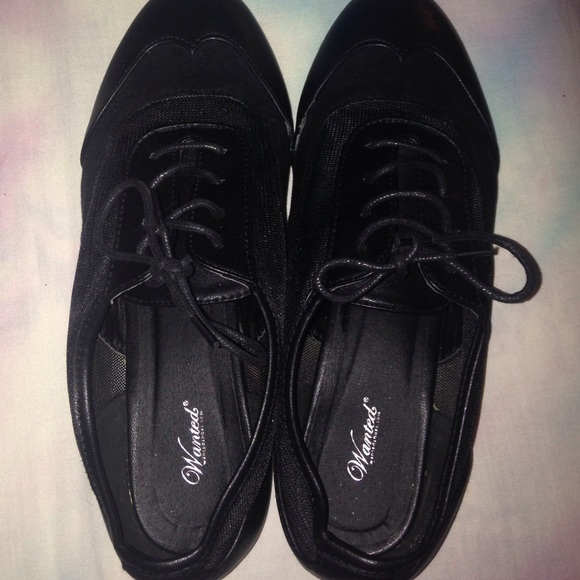 Cute black hipster style shoes! Size 9