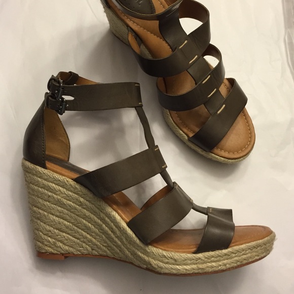 Fossil Shoes - 🎉HP-Fossil leather sandals! 10/24 Host pick!🎉