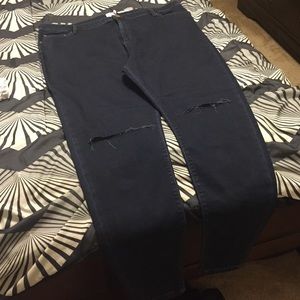 Skinny jean w/ ripped knees