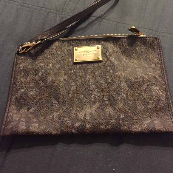 Mk Lg Wristlet