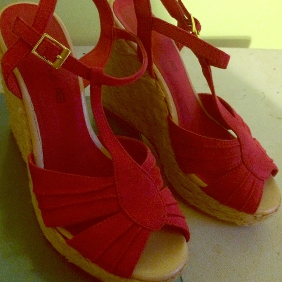 Fuchsia wedges!
