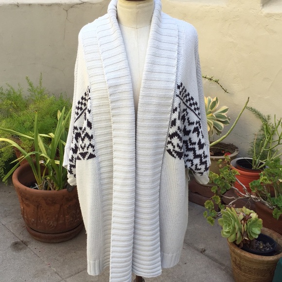 Long Sweater with Aztec print - Picture 2 of 3