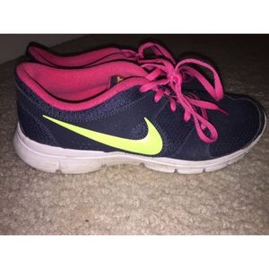 Nike tennis shoes!RESERVED!