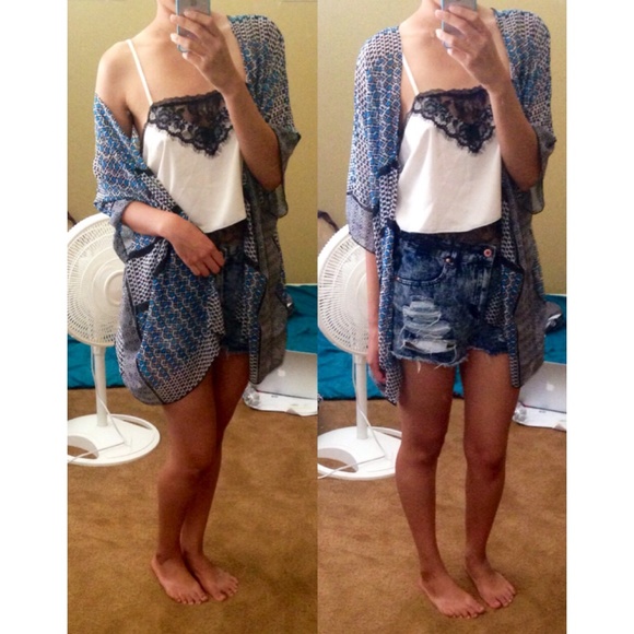 🔴SOLD🔴 Kimono - Picture 2 of 3