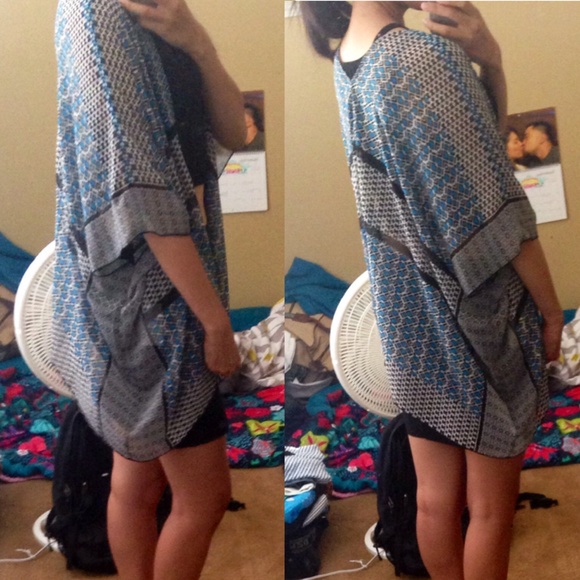 🔴SOLD🔴 Kimono - Picture 3 of 3