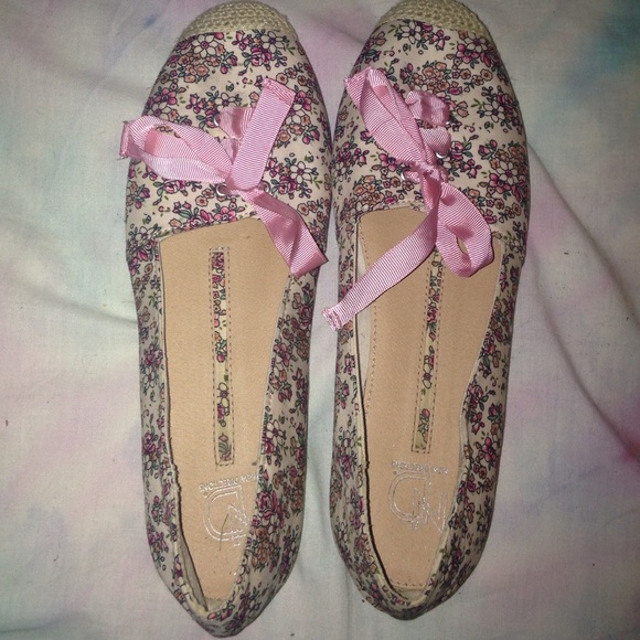 SUPER CUTE pink floral shoes!