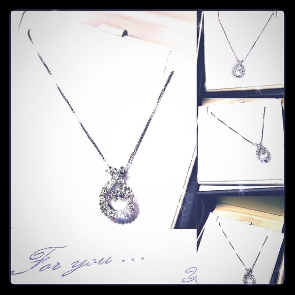 ☘️🍒Necklace with box☘️🍒 - Picture 1 of 2