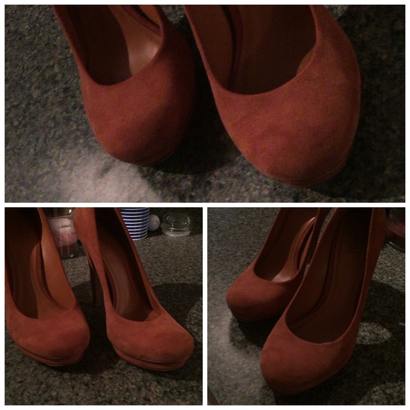 Tory Burch Tan Suede Heels - Picture 4 of 4