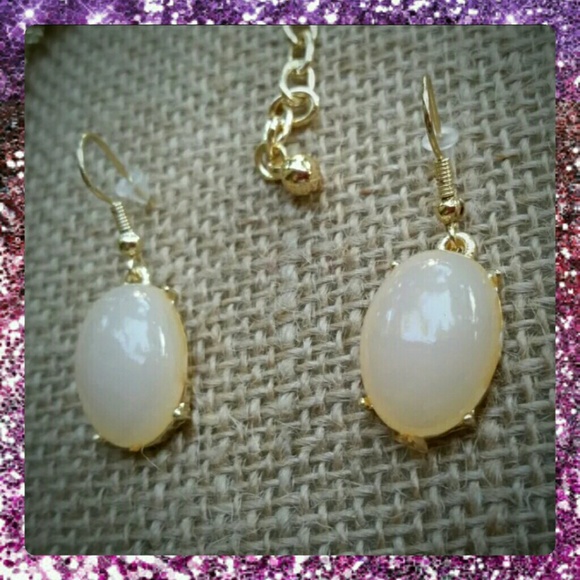 - SOLD - Vintage Oval Statement Necklace Earrings - Picture 4 of 4