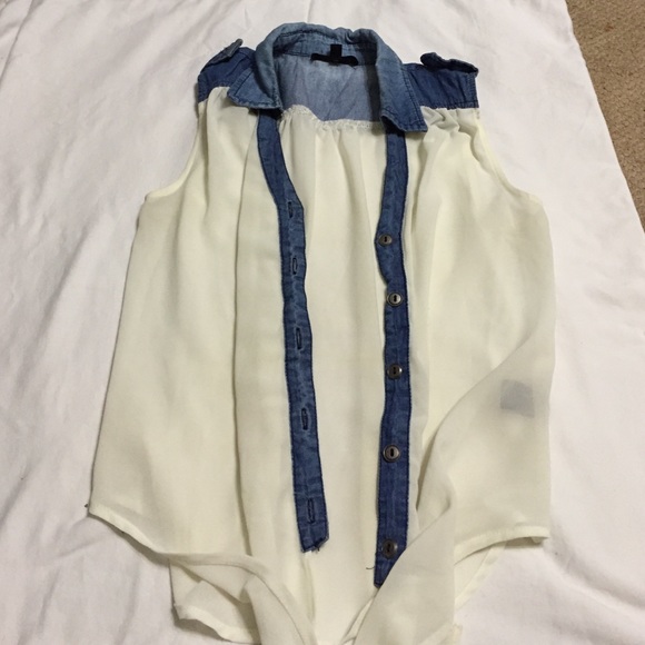 White top with denim collar