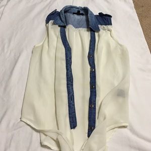 White top with denim collar