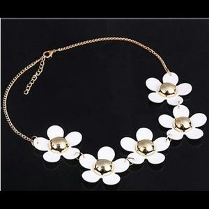 Womens sweet Daisy Flower Bib Statement Co