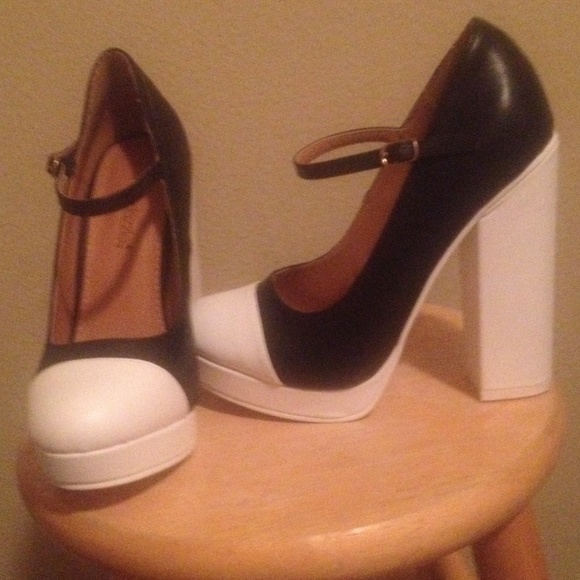 Cute, thick heel very in style right now