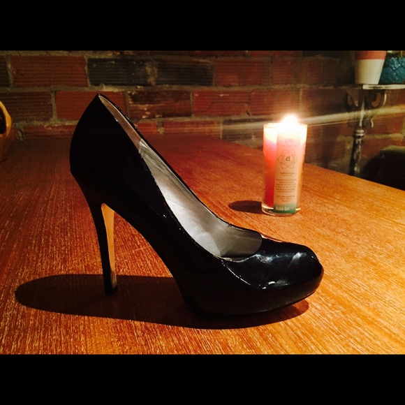 Classic Jessica Simpson black peep toe heel