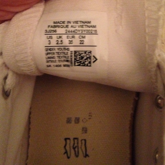 Converse - Picture 2 of 4