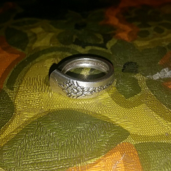 Vintage Oneida silver beveled size 7