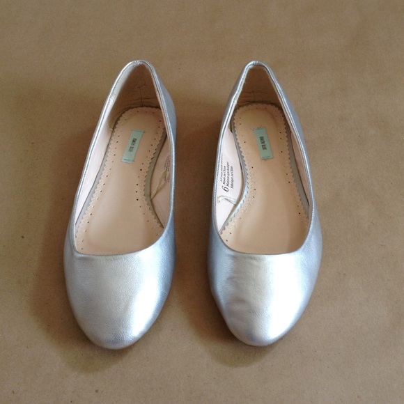 Kimchi Blue silver flats