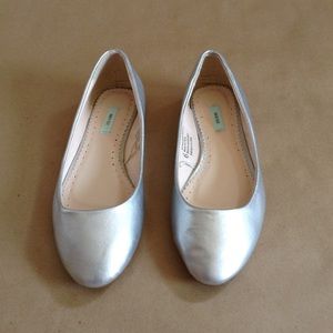 Kimchi Blue silver flats