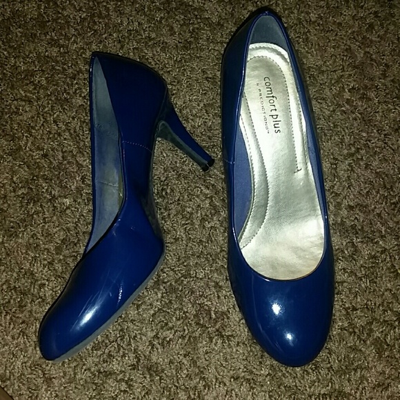 Navy blue heels..