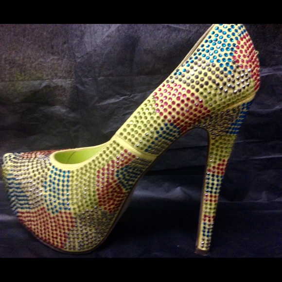 SOLD! Breckelle's Platform Pumps - Picture 2 of 4