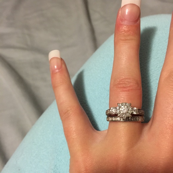 *Wedding ring set - Picture 2 of 4