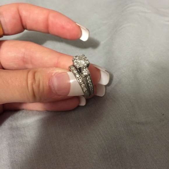 *Wedding ring set - Picture 3 of 4