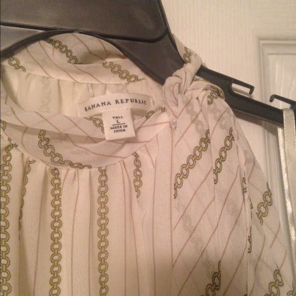 Cream blouse with gold links - Picture 2 of 2