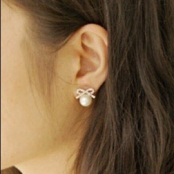Pearl bow earring - Picture 2 of 3