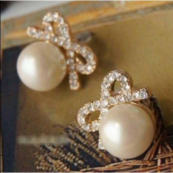 Pearl bow earring - Picture 3 of 3