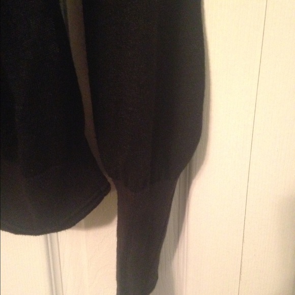 Modern day bomber style sweater - Picture 4 of 4