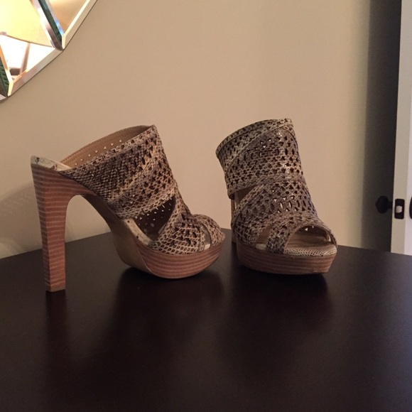 Bcbg max azria platform pumps