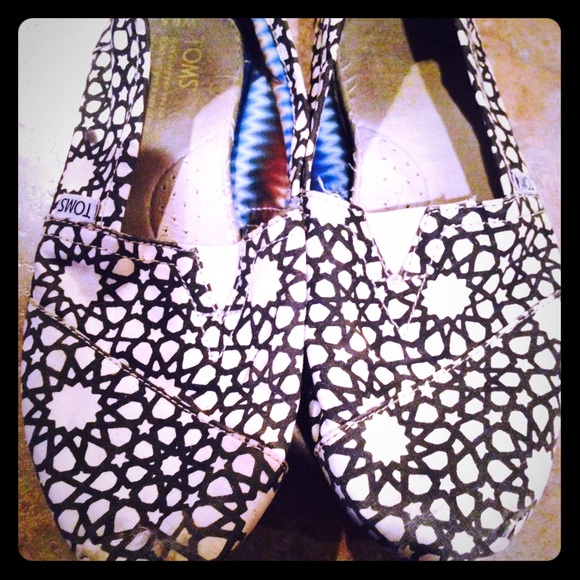 Black and white Toms 6.5