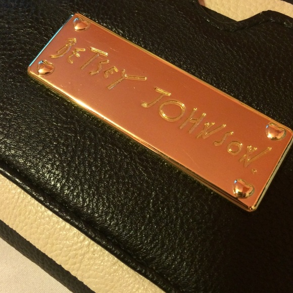 🚫SOLD🚫 Betsey Johnson wallet - Picture 2 of 4
