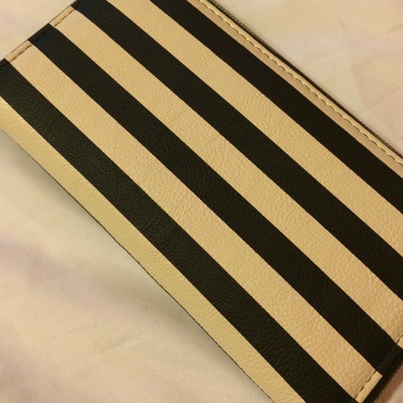 🚫SOLD🚫 Betsey Johnson wallet - Picture 3 of 4