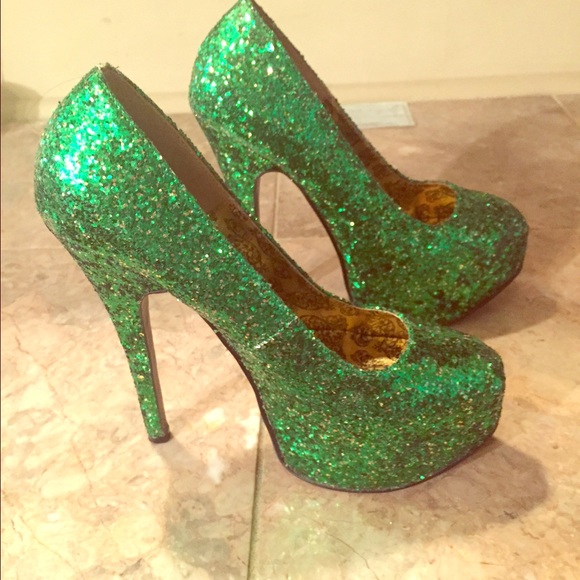 Green sparkly shoes ! ❤️❤️
