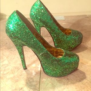 Green sparkly shoes ! ❤️❤️
