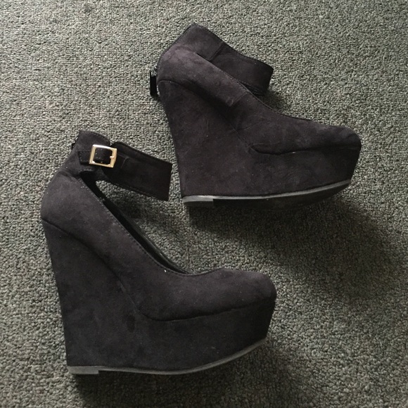 Black wedges