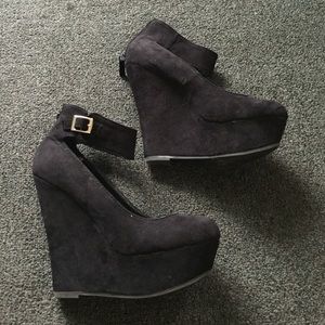 Black wedges